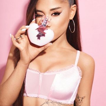 Pink bra worn by Ariana Drande on the Instagram account @arianagrande