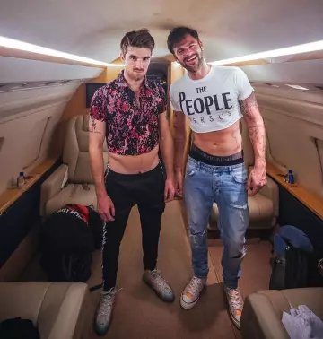 Les Sneakers Converse Chuck Taylor All-Star Vulcanized Hi Off-White de Andrew Taggart sur le compte Instagram de @thechainsmokers