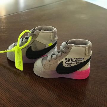 Sneakers Nike Blazer Mid, Off-White Wolf Grey Serena child of Serena Williams on the account Instagram of @serenawilliams