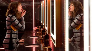 La robe argentée à rayures de Josephine Chesterfield (Anne Hathaway) dans Le Coup du siècle