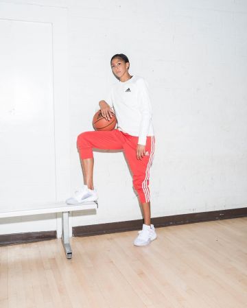 Les chaussures de basketball Marquee Boost Low Adidas de Candace Parker sur le compte Instagram de @candaceparker