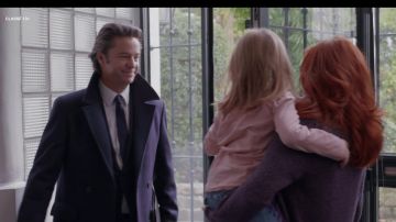 El caban azul de Mathias Barneville (Thibault de Montalembert) en Dix Pour Cent (S01E04)