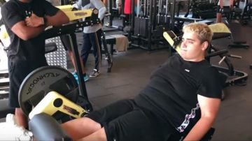 Le T-shirt Fila noir porté par Kameto dans la vidéo YouTube Plus jamais gros Ep04 : Mon premier sport de combat