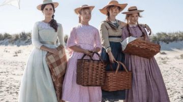 La cubierta de picnic de Meg March (Emma Watson) en Dr. March's Daughters