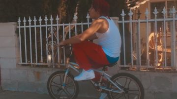 Les sneakers Nike AM 90 blanches portées par Zola dans le clip California Girl