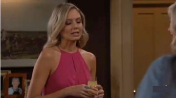 Cinq à sept Cravate Rose Front Haut, porté par Abby Newman (Melissa Ordway) comme on le voit sur les Jeunes et Les Agités du 14 août 2019