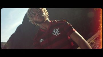 Le maillot du club de Flamengo orté par Zola dans le clip 7.65