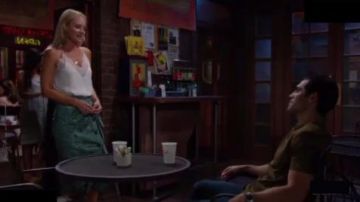 Max mara Verte à Volants, Jupe portée par Sharon Collins (Sharon Cas) comme on le voit sur les Jeunes et Les Agités du 14 août 2019