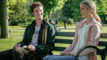 Chaqueta rosa usada por Annie January (Erin Moriarty) en The Boys (S01E01)