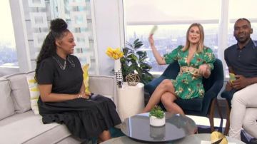 Vestido de Alexis Nari en verde estampado usado por Carissa Loethen Culiner en E! Noticias AGOSTO 14, 2019