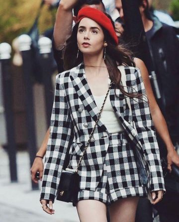 Le béret rouge porté par Lily Collins sur le compte Instagram de @lilyjcollins