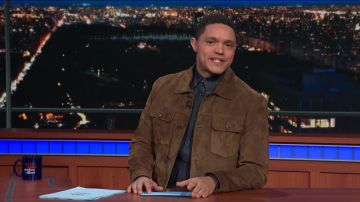 Chaqueta de cuero marrón usada por Trevor Noah en The Late Show con Stephen Colbert