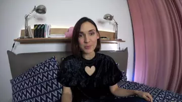 Le top en velours noir décolleté coeur de Natoo dans sa vidéo YouTube Mes poèmes d'enfant