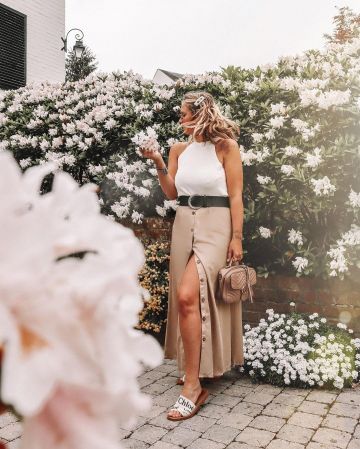 La falda larga con botón de camello que lució Aurelie Van Daelen en la cuenta de Instagram de @aurelievandaelen