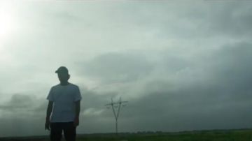 The t-shirt in white with short sleeves worn by (Nekfeu) in The Stars Wandering