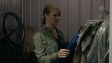 Camisa militar verde de gran tamaño usada por Emily Tarver en Orange Is the New Black (S07E05)