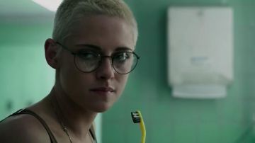 Ronde noir des lunettes portées par Norah (Kristen Stewart) dans le sous-marin