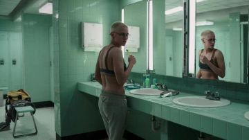 Gris jogger pantalon porté par Norah (Kristen Stewart) dans le sous-marin