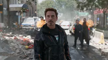 Black hoodie of Tony Stark / Iron Man (Robert Downey Jr.) in Avengers: Infinity War