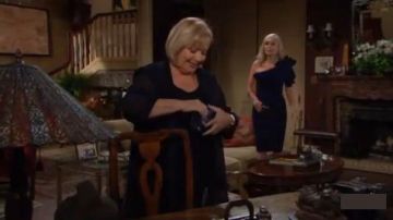 Chiara boni la petite robe Bleu Marine Aleece d'Une Épaule à Volants Robe Fourreau porté par Ashley Abbott (Eileen Davidson) comme on le voit sur les Jeunes et les Agités du 15 août 2019 