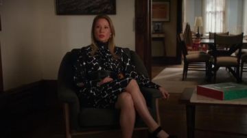 Vestido estampado de cuello de tortuga de seda de Marc Jacobs usado por la Dra. Joan Watson (Lucy Liu) en Primaria (S07E13)