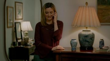 Rebecca Minkoff chava chemisier pourpre porté par Piper Chapman (Taylor Schilling) dans Orange is the New Black (S07E11)