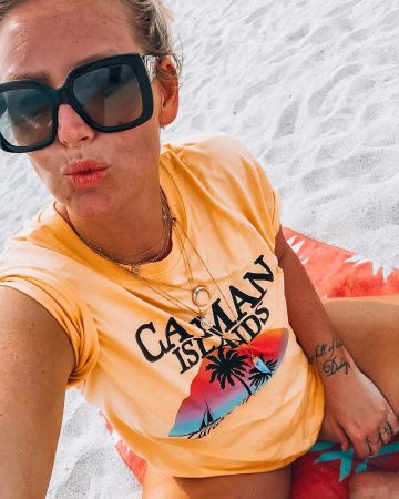 La camiseta de las Islas Caimán usada por Aurélie Van Daelen en la cuenta de Instagram de @aurelievandaelen