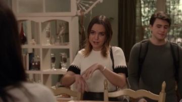 Suéter de puño de contraste Black&White usado por Grace Russell (Bailee Madison) en Good Witch (S05E10)