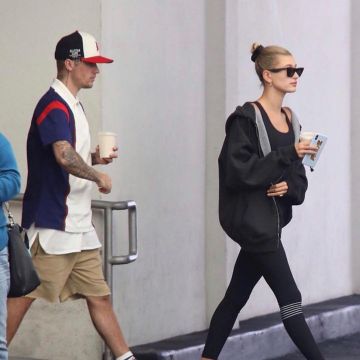 Alo Yoga High Waist Vapor Legging usado por Hailey Baldwin Hot Pilates agosto 19, 2019