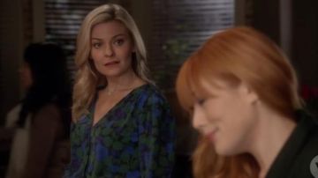 El kooples Winter Night Vestido floral verde de manga larga usado por Kyle Evans en Good Witch (S05E10)