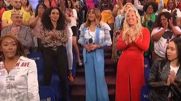 Alice+Olivia blanc doux ruffle manches chemisier porté par Wendy Williams sur Le Wendy Williams Show le 13 août 2019
