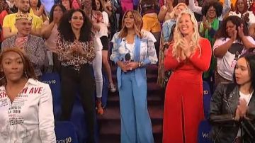 Alice + Olivia Bleu de la Jambe de Pantalon porté par Wendy Williams sur Le Wendy Williams Show le 13 août 2019