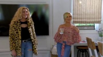 Abrigo de piel sintética de Asos en leopardo usado por Gina Kirschenheiter en The Real Housewives of Orange County (S14E02)