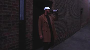 The coat in wool beige Post Malone in the movie clip Too Young