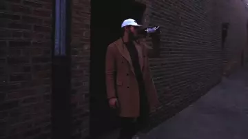 Le pardessus en laine beige de Post Malone dans le clip Too Young