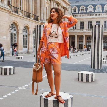 El blazer florido que lleva Valentine en la cuenta de Instagram de @hellovalentine 