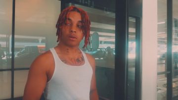 Le débardeur blanc de Zola dans son clip "California Girl"