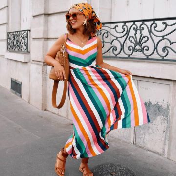 El vestido a rayas usado por Valentine en la cuenta de Instagram de @hellovalentine 