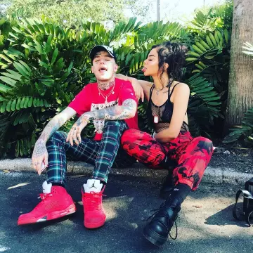 Red camo pants worn by Arzaylea Rodriguez on the Instagram account @lilpeep