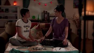 Forever 21 de la Paix Et de l'Amour Ringer Tee porté par l'Andi Mack (Peyton Elizabeth Lee) dans l'Andi Mack (S03E03)