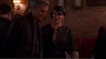 Dries van Noten Heston Bias Stripe Top usado por Maggie (Debi Mazar) en Younger (S06E09)