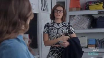 Alexander McQueen Black Jacquard Knit Top usado por Quinn (Laura Benanti) en Younger (S06E09)