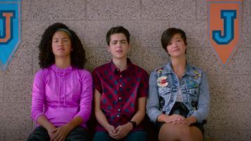 Alice + Olivia Chloe Broche Ornée des Cultures Veste en jean porté par l'Andi Mack (Peyton Elizabeth Lee) dans l'Andi Mack (S03E07)