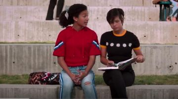 Forever 21 Filles Daisy Graphique de la Sonnerie Top porté par l'Andi Mack (Peyton Elizabeth Lee) dans l'Andi Mack (S03E08)