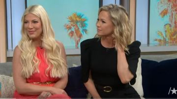 Cinturón de herradura negro y dorado de Gucci usado por Jennie Garth en Access Hollywood AGOSTO 13, 2019