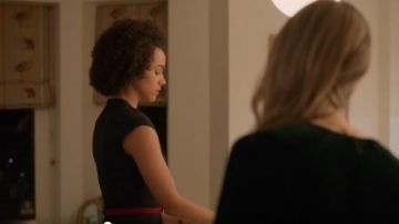 Reiss Fenton Robe Noire portée par Maya (Nathalie Emmanuel) dans Quatre Mariages et un Enterrement (S01E06)