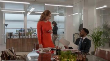 Karen Millen Corset-Effet Tricot Orange Robe portée par (Sophia La Porta) dans Quatre Mariages et un Enterrement (S01E06)