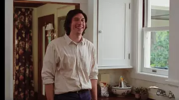 Blanc de lin naturelles shirt porté par Charlie (Adam Driver), dans le Mariage, Histoire