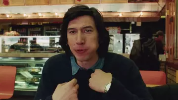 Bleu tour de cou chandail porté par Charlie (Adam Driver), dans le Mariage, Histoire