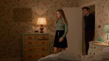 Karen Millen Zip-détail de la Jupe en Velours Noir porté par Ainsley Howard (Rebecca Rittenhouse) dans Quatre Mariages et un Enterrement (S01E06)